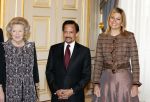 Den Haag 13 januari 2011
Koningin Beatrix Prins Willem Alexander en prinses Maxima ontvangen de sultan van Brunei op paleis Noordeinde.
Peter Smulders bv