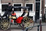 Amsterdam 13 december 2010
Tatjana en Peter v d Vorst in een koets rijdens over de Amsterdamse Grachtend voor opnames Programma waarin Tatjana op zoek gaat naar een man.