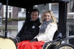 Amsterdam 13 december 2010
Tatjana en Peter v d Vorst in een koets rijdens over de Amsterdamse Grachtend voor opnames Programma waarin Tatjana op zoek gaat naar een man.