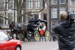 Amsterdam 13 december 2010
Tatjana en Peter v d Vorst in een koets rijdens over de Amsterdamse Grachtend voor opnames Programma waarin Tatjana op zoek gaat naar een man.