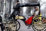 Amsterdam 13 december 2010
Tatjana en Peter v d Vorst in een koets rijdens over de Amsterdamse Grachtend voor opnames Programma waarin Tatjana op zoek gaat naar een man.