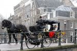 Amsterdam 13 december 2010
Tatjana en Peter v d Vorst in een koets rijdens over de Amsterdamse Grachtend voor opnames Programma waarin Tatjana op zoek gaat naar een man.