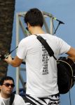 Curacao 24 december 2010
Waylon tijdens repetities op Mambo Beach. Hij draagt t shirt met leuke tekst.
Peter Smulders bv