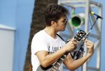 Curacao 24 december 2010
Waylon tijdens repetities op Mambo Beach. Hij draagt t shirt met leuke tekst.
Peter Smulders bv