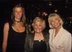 Willeke Alberti
met moeder Ria Alberti en dochter Danille v t Schip-Oonk
Foto Peter Smulders BV
