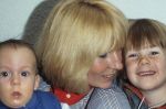Willeke Alberti
met haar kinderen Johnny de Mol en Kai Lerby
Foto Peter Smulders BV
