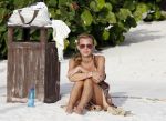 Curacao 29 december 2011
Jan Smit Nick en Simon en Kees Kwakman voetvolleyen tegen Frank de Boer Guido Albers en Edwin v d Sar op het strand van Lions dive. De artiesten winnen uiteindelijk met 4-1 in sets. Annemarie Hoek vriendin Simon
Peter Smulders bv