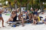 Curacao 31 december 2011
Annemarie v d Sar tennist op het strand van lions dive.
Peter Smulders bv
