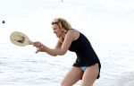 Curacao 31 december 2011
Annemarie v d Sar tennist op het strand van lions dive.
Peter Smulders bv