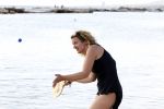 Curacao 31 december 2011
Annemarie v d Sar tennist op het strand van lions dive.
Peter Smulders bv