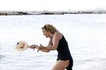 Curacao 31 december 2011
Annemarie v d Sar tennist op het strand van lions dive.
Peter Smulders bv