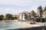 Curacao 30 december 2011
Willeke Alberti met kennissen Junior Zegger en zijn vouw in zee op curacao bij Hotel Avila Beach
Peter Smulders bv