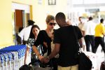 Curacao 8 januari 2012
Sunnery james haalt vrouw en Doutzen Kroes en zoon Phyllon op op het vliegveld van Curacao.
Peter Smulders bv