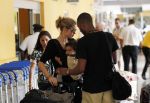 Curacao 8 januari 2012
Sunnery james haalt vrouw en Doutzen Kroes en zoon Phyllon op op het vliegveld van Curacao.
Peter Smulders bv