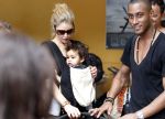 Curacao 8 januari 2012
Sunnery james haalt vrouw en Doutzen Kroes en zoon Phyllon op op het vliegveld van Curacao.
Peter Smulders bv