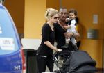 Curacao 8 januari 2012
Sunnery james haalt vrouw en Doutzen Kroes en zoon Phyllon op op het vliegveld van Curacao.
Peter Smulders bv
