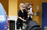 Curacao 8 januari 2012
Sunnery james haalt vrouw en Doutzen Kroes en zoon Phyllon op op het vliegveld van Curacao.
Peter Smulders bv