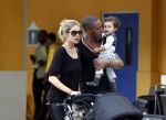 Curacao 8 januari 2012
Sunnery james haalt vrouw en Doutzen Kroes en zoon Phyllon op op het vliegveld van Curacao.
Peter Smulders bv