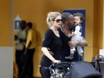 Curacao 8 januari 2012
Sunnery james haalt vrouw en Doutzen Kroes en zoon Phyllon op op het vliegveld van Curacao.
Peter Smulders bv