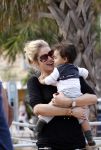 Curacao 8 januari 2012
Sunnery james haalt vrouw en Doutzen Kroes en zoon Phyllon op op het vliegveld van Curacao.
Peter Smulders bv