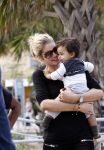 Curacao 8 januari 2012
Sunnery james haalt vrouw en Doutzen Kroes en zoon Phyllon op op het vliegveld van Curacao.
Peter Smulders bv