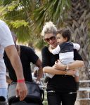 Curacao 8 januari 2012
Sunnery james haalt vrouw en Doutzen Kroes en zoon Phyllon op op het vliegveld van Curacao.
Peter Smulders bv
