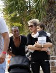 Curacao 8 januari 2012
Sunnery james haalt vrouw en Doutzen Kroes en zoon Phyllon op op het vliegveld van Curacao.
Peter Smulders bv