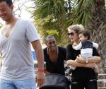 Curacao 8 januari 2012
Sunnery james haalt vrouw en Doutzen Kroes en zoon Phyllon op op het vliegveld van Curacao.
Peter Smulders bv
