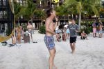 Curacao 29 december 2011
Jan Smit Nick en Simon en Kees Kwakman voetvolleyen tegen Frank de Boer Guido Albers en Edwin v d Sar op het strand van Lions dive. De artiesten winnen uiteindelijk met 4-1 in sets.
Peter Smulders bv