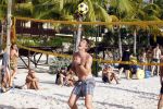 Curacao 29 december 2011
Jan Smit Nick en Simon en Kees Kwakman voetvolleyen tegen Frank de Boer Guido Albers en Edwin v d Sar op het strand van Lions dive. De artiesten winnen uiteindelijk met 4-1 in sets.
Peter Smulders bv