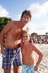 Curacao 29 december 2011
Jan Smit Nick en Simon en Kees Kwakman voetvolleyen tegen Frank de Boer Guido Albers en Edwin v d Sar op het strand van Lions dive. De artiesten winnen uiteindelijk met 4-1 in sets.
Peter Smulders bv