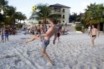 Curacao 29 december 2011
Jan Smit Nick en Simon en Kees Kwakman voetvolleyen tegen Frank de Boer Guido Albers en Edwin v d Sar op het strand van Lions dive. De artiesten winnen uiteindelijk met 4-1 in sets.
Peter Smulders bv