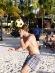 Curacao 29 december 2011
Jan Smit Nick en Simon en Kees Kwakman voetvolleyen tegen Frank de Boer Guido Albers en Edwin v d Sar op het strand van Lions dive. De artiesten winnen uiteindelijk met 4-1 in sets.
Peter Smulders bv