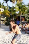 Curacao 29 december 2011
Jan Smit Nick en Simon en Kees Kwakman voetvolleyen tegen Frank de Boer Guido Albers en Edwin v d Sar op het strand van Lions dive. De artiesten winnen uiteindelijk met 4-1 in sets.
Peter Smulders bv