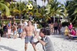 Curacao 29 december 2011
Jan Smit Nick en Simon en Kees Kwakman voetvolleyen tegen Frank de Boer Guido Albers en Edwin v d Sar op het strand van Lions dive. De artiesten winnen uiteindelijk met 4-1 in sets.
Peter Smulders bv