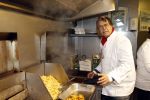 Heteren 2 december 2011
Emile Ratelband bakt friet in zijn mobiele snackbar bij de presenatie van de nieuwe porsche 911 bij porsche centrum gelderland.
Peter Smulders bv