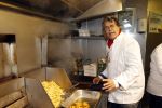 Heteren 2 december 2011
Emile Ratelband bakt friet in zijn mobiele snackbar bij de presenatie van de nieuwe porsche 911 bij porsche centrum gelderland.
Peter Smulders bv