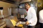 Heteren 2 december 2011
Emile Ratelband bakt friet in zijn mobiele snackbar bij de presenatie van de nieuwe porsche 911 bij porsche centrum gelderland.
Peter Smulders bv