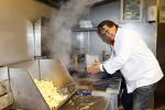 Heteren 2 december 2011
Emile Ratelband bakt friet in zijn mobiele snackbar bij de presenatie van de nieuwe porsche 911 bij porsche centrum gelderland.
Peter Smulders bv