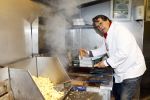 Heteren 2 december 2011
Emile Ratelband bakt friet in zijn mobiele snackbar bij de presenatie van de nieuwe porsche 911 bij porsche centrum gelderland.
Peter Smulders bv