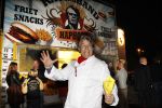 Heteren 2 december 2011
Emile Ratelband bakt friet in zijn mobiele snackbar bij de presenatie van de nieuwe porsche 911 bij porsche centrum gelderland.
Peter Smulders bv