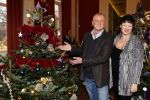 Amsterdam 8 december 2011
Bn ers tuigen kerstboom op voor het goede doel in artis. De aktie is mogelijk gemaakt door Sky radio. Evert Santegoeds en Wilma Nanninga
Peter Smulders bv