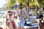 Curacao 29 december 2011
Jan Smit Nick en Simon en Kees Kwakman voetvolleyen tegen Frank de Boer Guido Albers en Edwin v d Sar op het strand van Lions dive. De artiesten winnen uiteindelijk met 4-1 in sets. Floris Feilzer
Peter Smulders bv