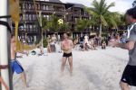 Curacao 29 december 2011
Jan Smit Nick en Simon en Kees Kwakman voetvolleyen tegen Frank de Boer Guido Albers en Edwin v d Sar op het strand van Lions dive. De artiesten winnen uiteindelijk met 4-1 in sets.
Peter Smulders bv