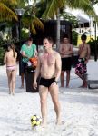 Curacao 29 december 2011
Jan Smit Nick en Simon en Kees Kwakman voetvolleyen tegen Frank de Boer Guido Albers en Edwin v d Sar op het strand van Lions dive. De artiesten winnen uiteindelijk met 4-1 in sets.
Peter Smulders bv