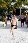 Curacao 29 december 2011
Jan Smit Nick en Simon en Kees Kwakman voetvolleyen tegen Frank de Boer Guido Albers en Edwin v d Sar op het strand van Lions dive. De artiesten winnen uiteindelijk met 4-1 in sets.
Peter Smulders bv