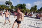 Curacao 29 december 2011
Jan Smit Nick en Simon en Kees Kwakman voetvolleyen tegen Frank de Boer Guido Albers en Edwin v d Sar op het strand van Lions dive. De artiesten winnen uiteindelijk met 4-1 in sets.
Peter Smulders bv