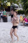 Curacao 29 december 2011
Jan Smit Nick en Simon en Kees Kwakman voetvolleyen tegen Frank de Boer Guido Albers en Edwin v d Sar op het strand van Lions dive. De artiesten winnen uiteindelijk met 4-1 in sets.
Peter Smulders bv
