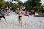 Curacao 29 december 2011
Jan Smit Nick en Simon en Kees Kwakman voetvolleyen tegen Frank de Boer Guido Albers en Edwin v d Sar op het strand van Lions dive. De artiesten winnen uiteindelijk met 4-1 in sets.
Peter Smulders bv
