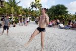 Curacao 29 december 2011
Jan Smit Nick en Simon en Kees Kwakman voetvolleyen tegen Frank de Boer Guido Albers en Edwin v d Sar op het strand van Lions dive. De artiesten winnen uiteindelijk met 4-1 in sets.
Peter Smulders bv